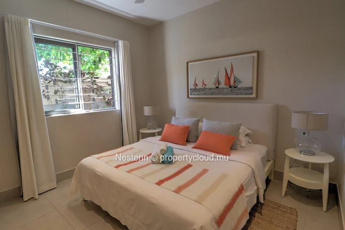 Appartement moderne de 3 chambres avec jardin et accès privé à la plage. 