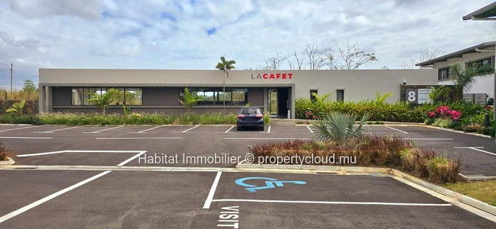 Bureau non meublé de 84m2 + une mezzanine de 23m2 situé dans un Business Park récemment construit à Calebasses