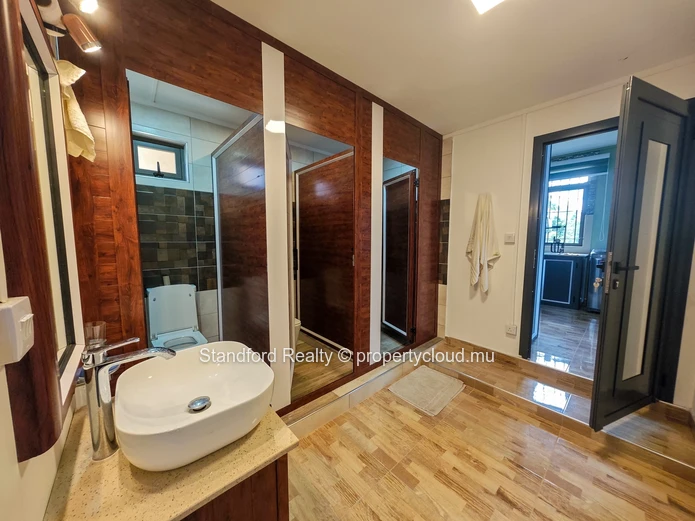 Modern First-Floor Apartment with Open-Plan Kitchen & Private Entrance – Mont Choisy