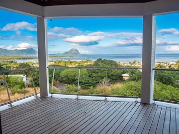 RIVIERE NOIRE - TO RENOVATE 3-bedroom duplex with Morne view