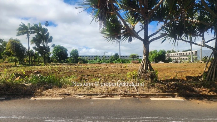 Terrain spacieux de 2400 m² à vendre à Hermitage, à proximité des écoles, des arrêts de bus, de l'hôpital et des comm...