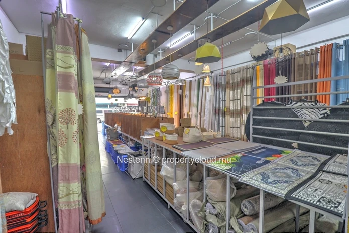 Commercial space of 158 m² on the ground floor
