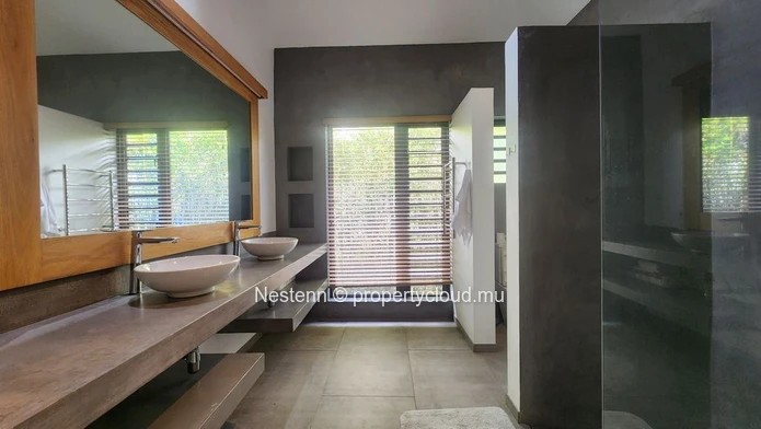 Villa duplex moderne à Moka avec 4 chambres, piscine privée, meublée, sécurité et vue sur la montagne.
