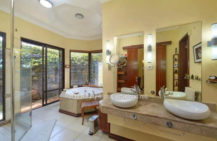 À Vendre – Somptueuse Villa dans un Domaine Golfique Sécurisé à Tamarin, Île Maurice