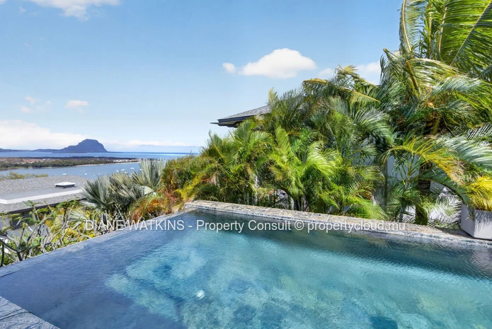Villa RES contemporaine à vendre à Rivière Noire | Vue panoramique sur le lagon bleu