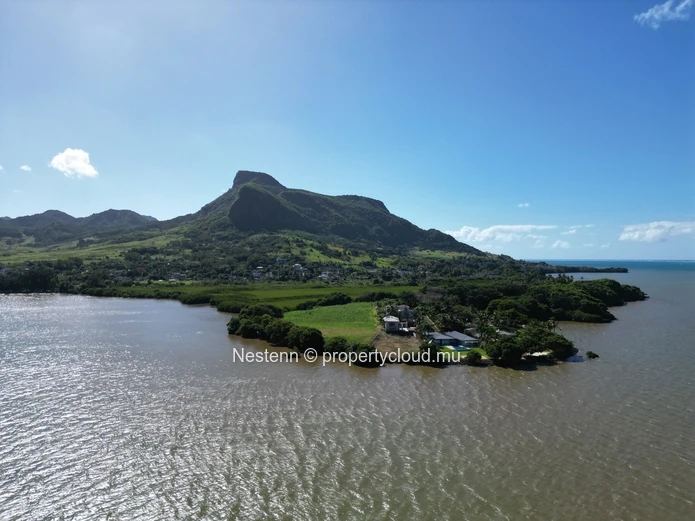 Magnifique terrain de 14 984 m² avec vue imprenable sur la baie de Ferney, la montagne du Lion, la Falaise Rouge et l...
