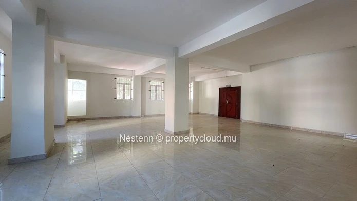 Bureau spacieux non meublé de 257m2 avec balcon