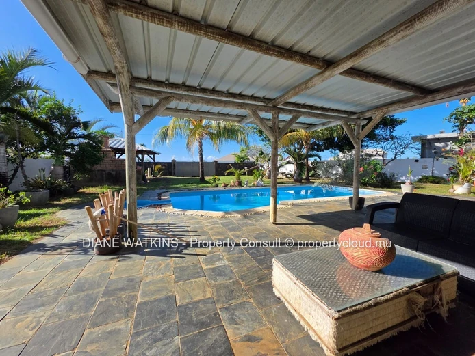 Spacieuse Villa Meublée de 6 Chambres avec Maison d’Amis, Piscine Privée et Jardin dans un Quartier Résidentiel Prisé