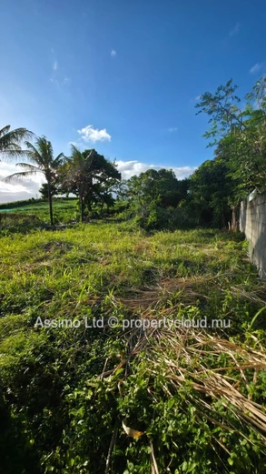 Commercial space for sale in L'Escalier, 165m² livable on a 2,122m² plot, with parking and yard. Concrete constructio...