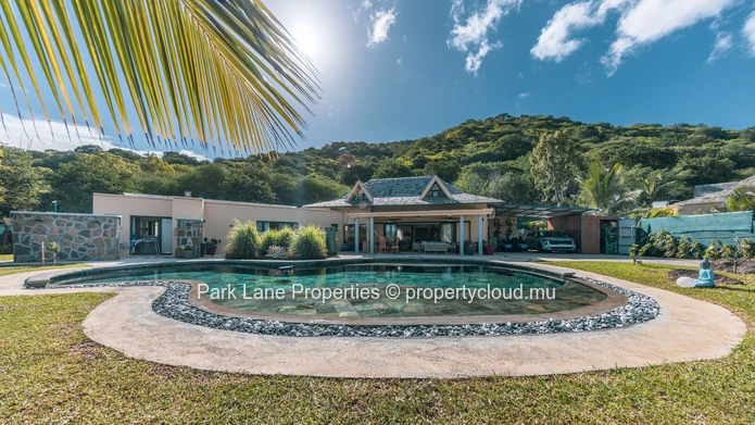 Charmante maison familiale au pied de la montagne avec un jardin tropical luxuriant et des vues spectaculaires
