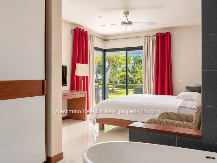 Appartement en rez-de-jardin avec vue mer dans une résidence pieds dans l'eau à louer à Tamarin