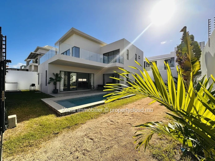 Contemporary Villa With Swimming Pool