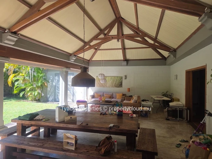 4-Bedroom Villa with Private Pool for Rent in Pereybere