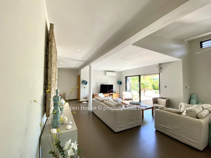 VILLA RES à vendre à Grand Baie# Domaine prisé # 3 chambres dont 2 en suite, piscine privée. Accessible aux étrangers.