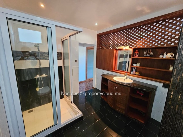 Nestenn present this 3 bedrooms apartment well located in Ville Noire