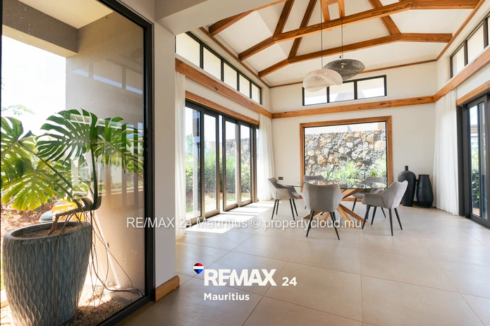 Superb contemporary 3-bedroom villa with private pool, landscaped garden and high ceilings.