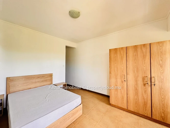 TRIPLEX WITH SWIMMING POOL AND GARDEN Discover this exceptional triplex that perfectly combines comfort and space. Id...