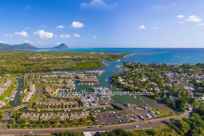 Duplex 3 Chambres Avec Ponton Privatif Dans Une Marina D’Exception À Rivière Noire - Île Maurice