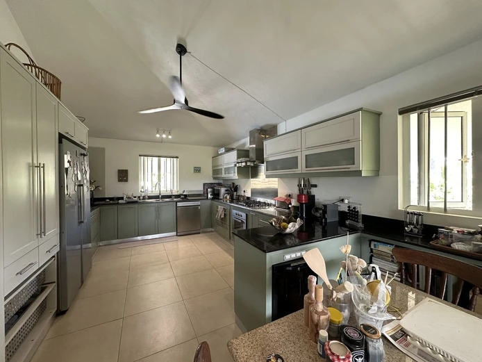 Maison d'architecte 4 chambres avec piscine à vendre à Calodyne