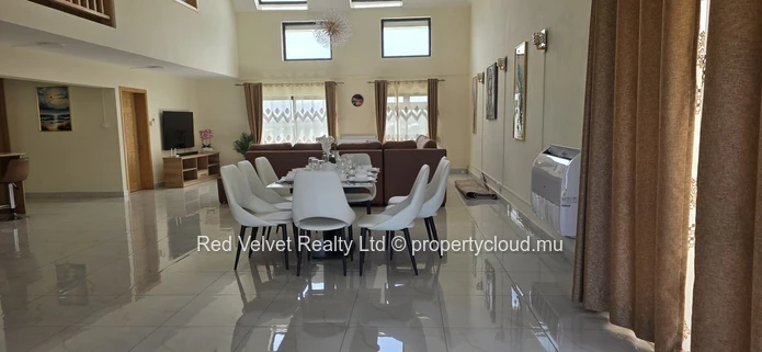 Penthouse de luxe 4 chambres avec vue sur l'océan et grande terrasse – Flic en Flac | Rs 80,000