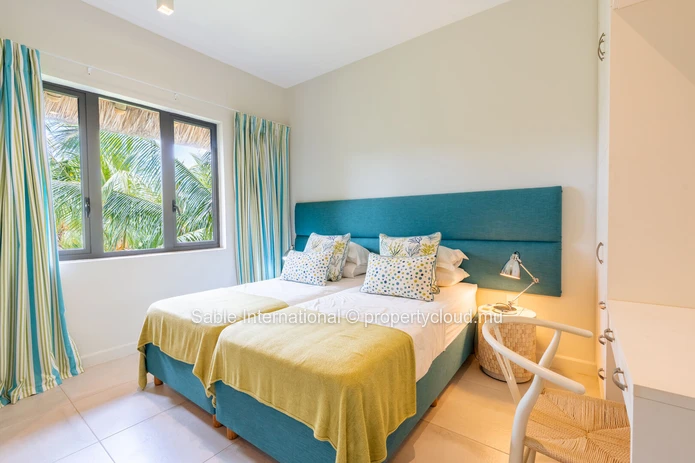 Penthouse PDS à vendre à Tamarin, Rivière Noire. Terrain de 210m², 3 chambres, piscine privée, vue rivière et montagne.