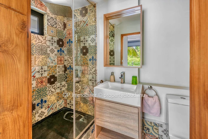 Penthouse à vendre à Péreybère, Grand Baie, 94m², 2 chambres, piscine commune, vue mer, meublé, climatisé. Rs 42M.