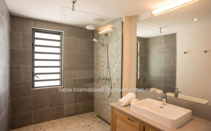 Villa PDS à vendre, Tamarin, 364m² habitables, terrain 669m², 3 chambres, piscine privée, accès mer, proche écoles