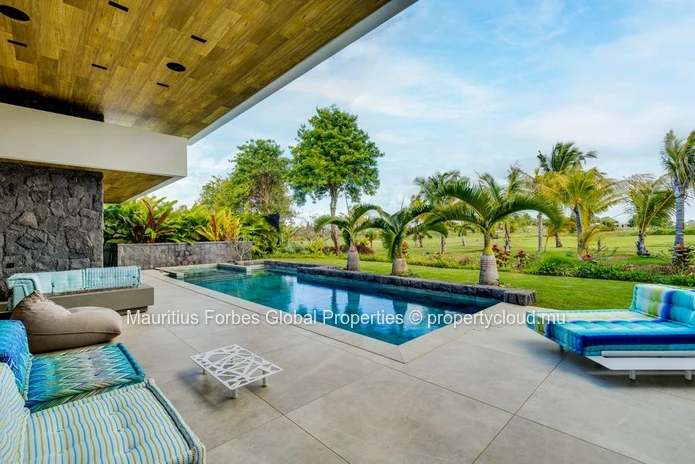 Villa ultra-moderne et autonome au cœur d'un domaine golfique avec piscine & jacuzzi