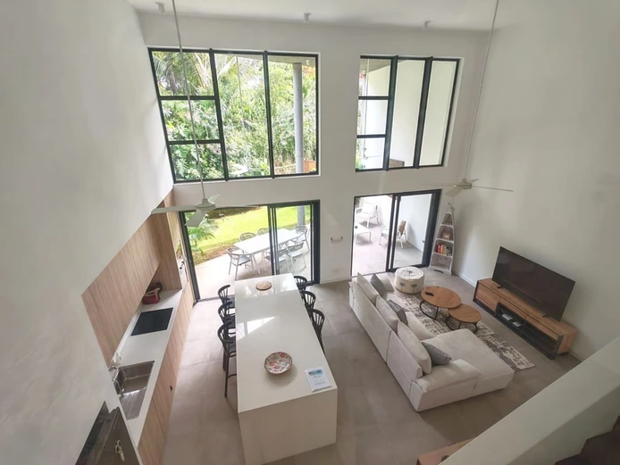 Accessible to foreigners, duplex apartment for sale in Pointe aux Canonniers, 142m², 3 bedrooms, communal pool, garde...