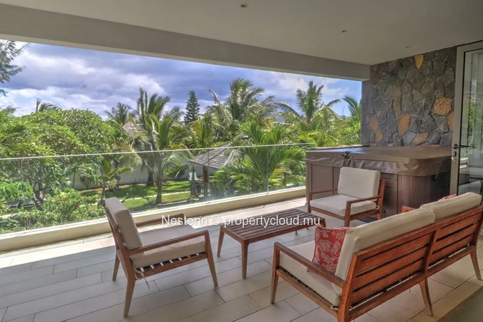 Bright 3-bed apartment with spacious jacuzzi in a residence