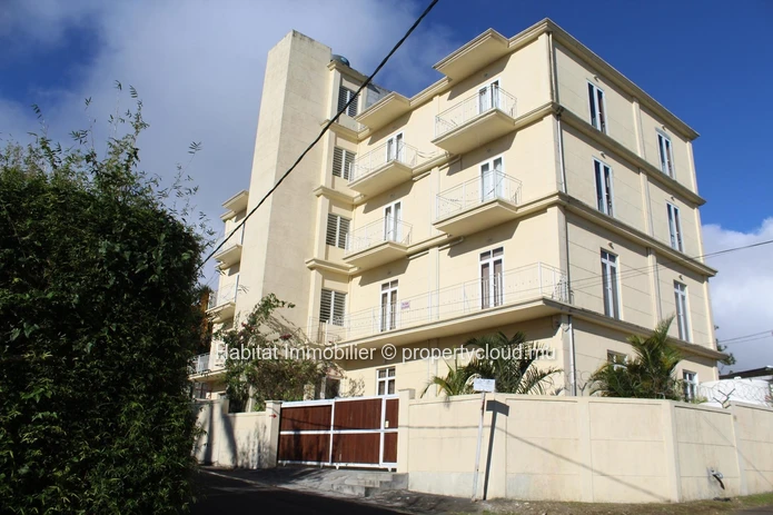 Complexe résidentiel de 920m², comprenant 7 appartements, est idéalement situé à Eau Coulée