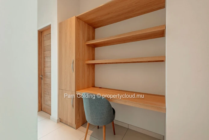 Penthouse de 2 Chambres en Suite à Vendre à Pereybere avec Terrasse sur le Toit, Decking et Piscine Plongeante Privée