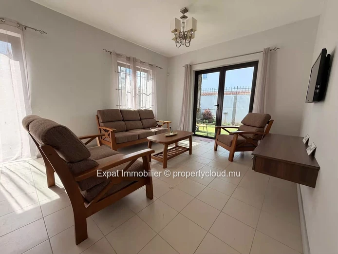 2-Bedroom Apartment with Shared Pool for Rent – 500m from Flic-en-Flac Beach