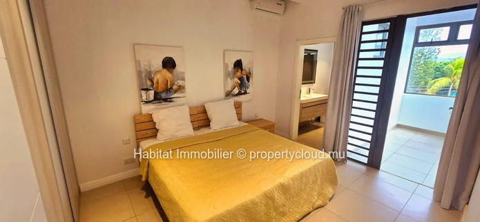 Découvrez ce sublime penthouse pieds dans l'eau de 210 m², entièrement meublé et équipé, situé à Pointe aux Biches. U...