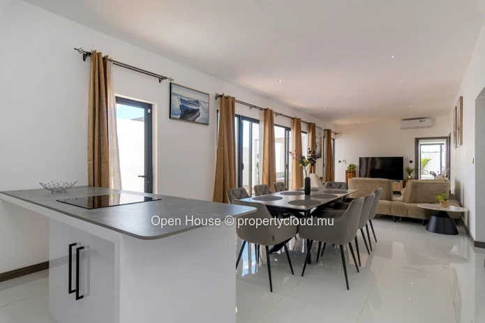 A LOUER - Villa - Grand Baie, 128m², 3 chambres, piscine privée, meublée, climatisée, à Rs 175.000