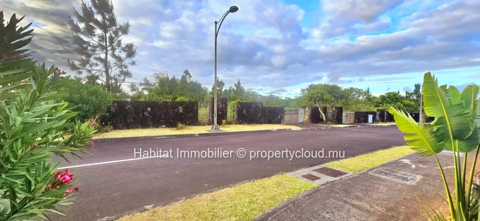 Superb plot of 345 toises (1,311 m² / 31 perches) located in a private gated community in Highlands