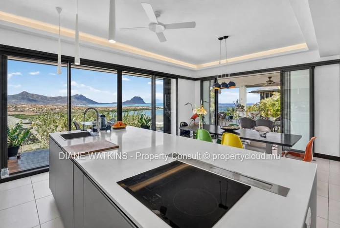 Villa RES contemporaine à vendre à Rivière Noire | Vue panoramique sur le lagon bleu