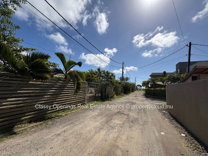 850 m² Grand Baie Land — Quiet Street, Near Bus, School & Shops