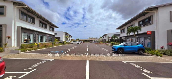 Bureau non meublé de 115m2 situé dans un Business Park récemment construit à Calebasses