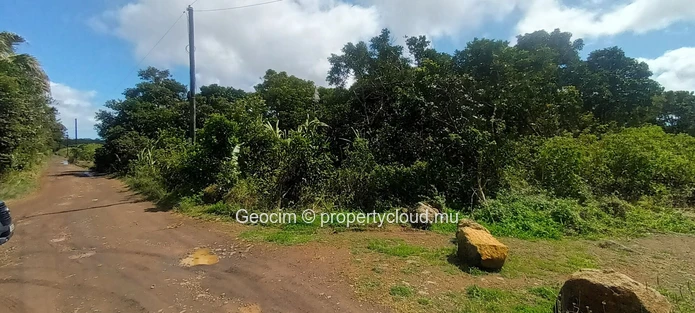 Curepipe La Brasserie A 400 du nouvel autoroute, terrain agricole de 50 perches. Electricité proche. (Mandat exclusif)