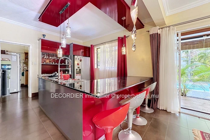 Grande maison individuelle avec piscine et jardin arborée