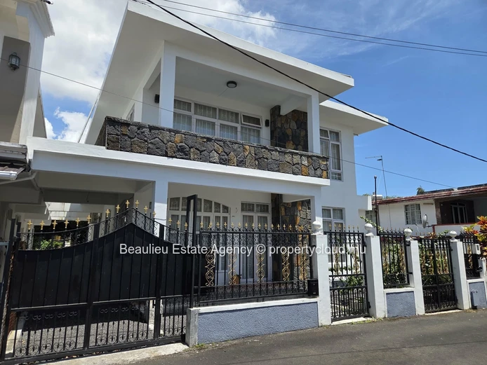 Maison entièrement meublée à vendre – Morcellement Beeharry, Flacq Taille du terrain : 9 perchoirs
