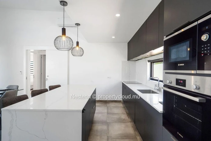 Modern single-storey villa in Mont Mascal with 3 bedrooms, private pool, and fully equipped kitchen in a secure resid...