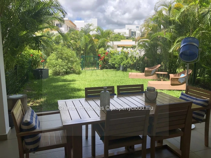 An elegant parenthesis between private garden and sea horizon