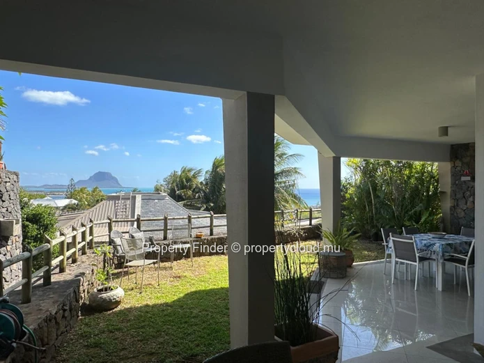 Charmant Appartement au Rez-de-Chaussée avec Vue sur le Lagon et le Morne à Rivière Noire