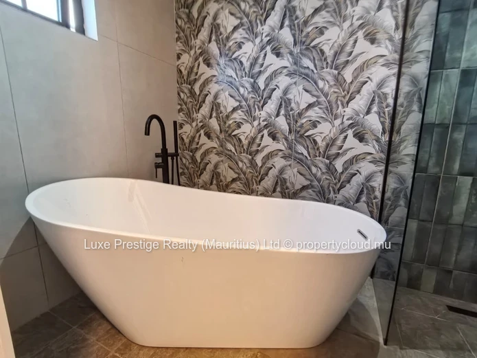 Villa Neuve de 4 Chambres à Louer à Grand Baie | Piscine Privée, Garage, Balcons et Propriété Sécurisée