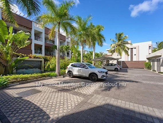 3-Bedroom Apartment with En-Suite Bathrooms, 1 Minute from the Beach
