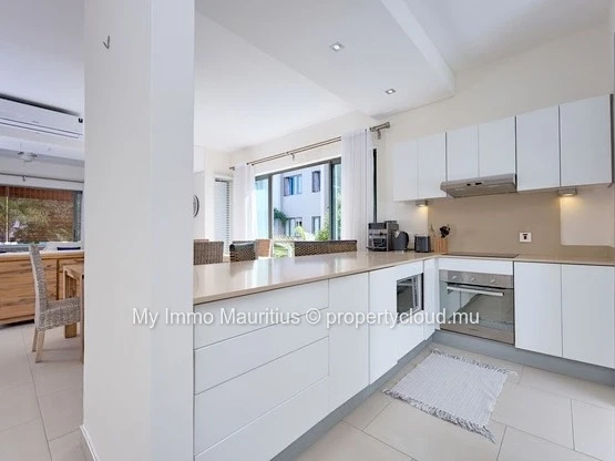 3-Bedroom Apartment with En-Suite Bathrooms, 1 Minute from the Beach