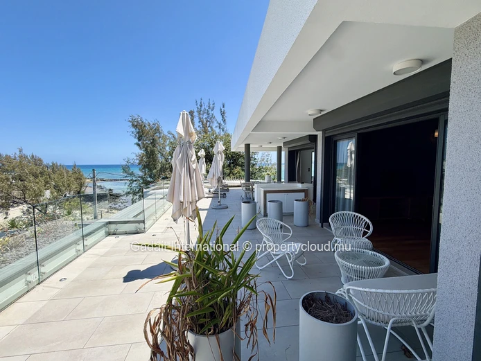 Luxury Beachfront Penthouse in Pereybere – Panoramic Ocean Views of Coin de Mire