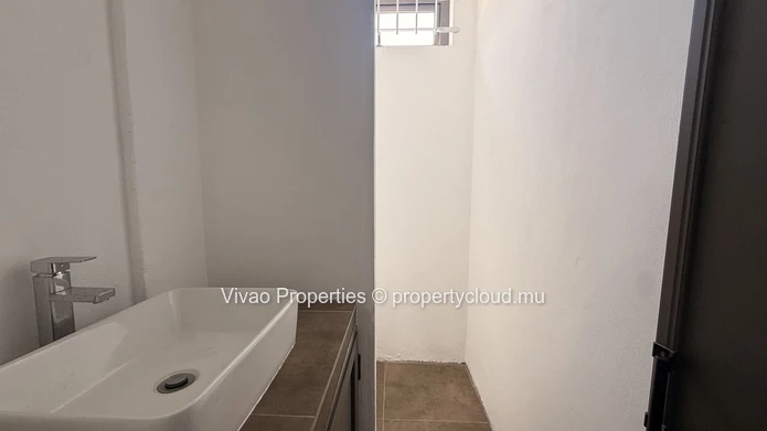 Exclusivité sur route principale au cœur de Port-Louis - Local commercial de 275 m² à louer au premier étage (Mandat exclusif)